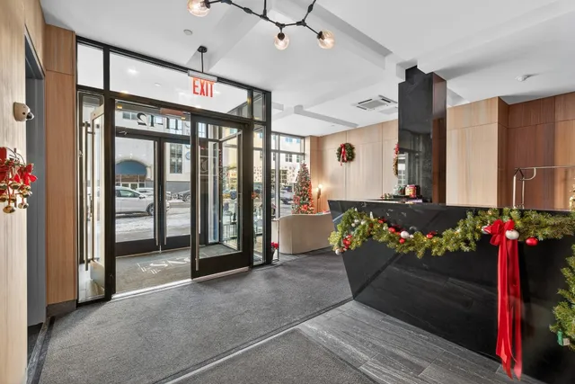 $950,000 | 11-12 44th Drive, Unit 3A | Long Island City