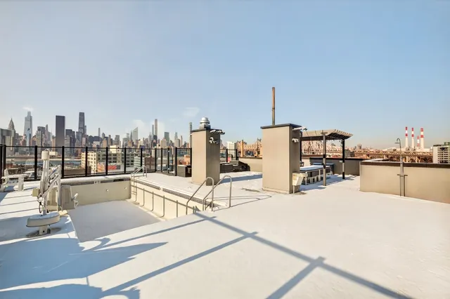 $950,000 | 11-12 44th Drive, Unit 3A | Long Island City