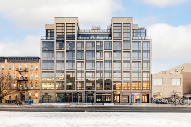 $950,000 | 11-12 44th Drive, Unit 3A | Long Island City