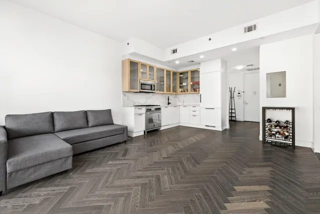 $950,000 | 11-12 44th Drive, Unit 3A | Long Island City