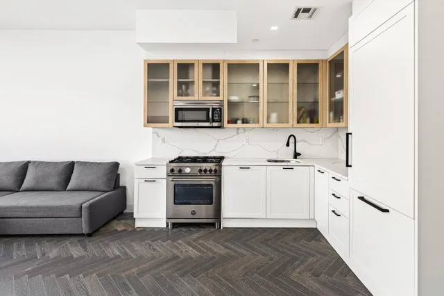 $950,000 | 11-12 44th Drive, Unit 3A | Long Island City