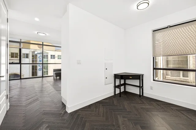 $950,000 | 11-12 44th Drive, Unit 3A | Long Island City