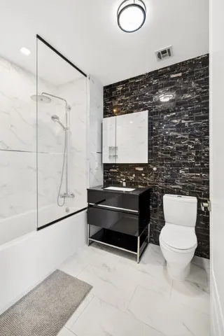 $950,000 | 11-12 44th Drive, Unit 3A | Long Island City