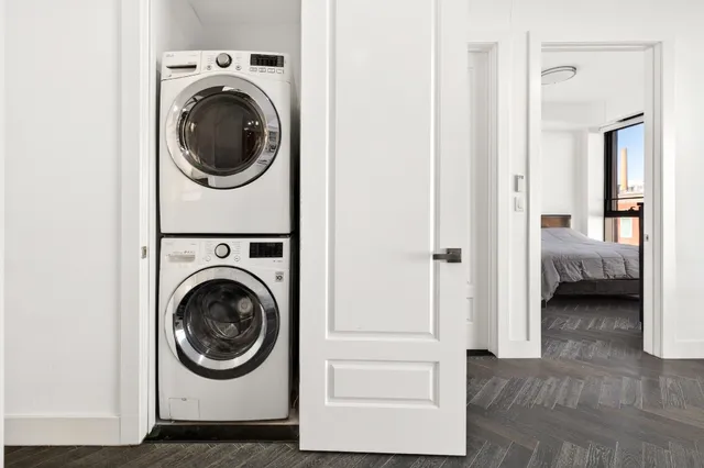 $950,000 | 11-12 44th Drive, Unit 3A | Long Island City