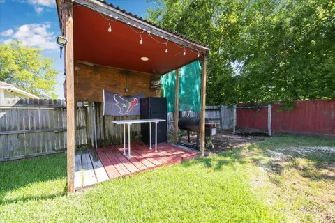 a view of a house with backyard and garden
