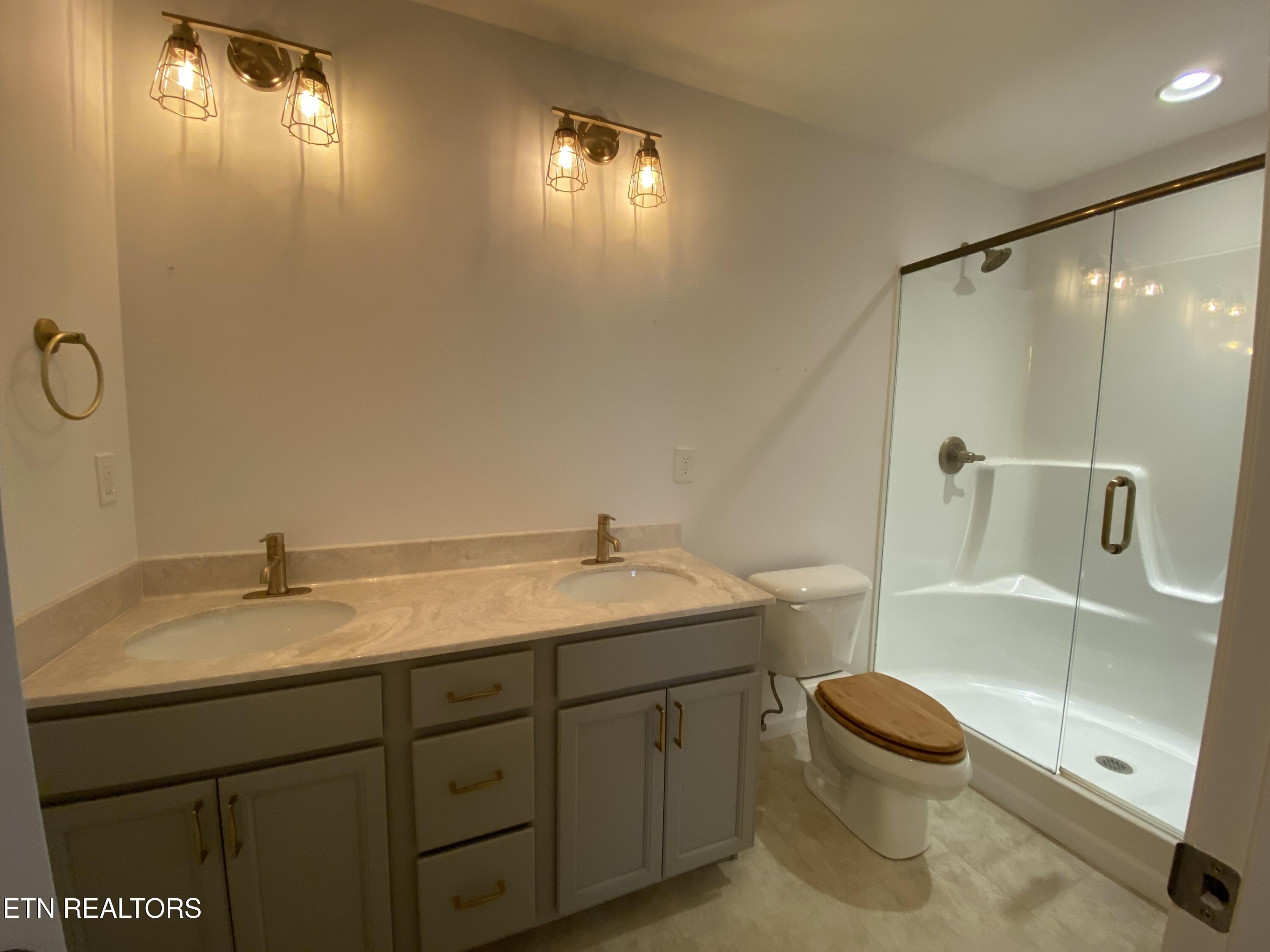 6534 Colossal Lane Corryton, TN 37721 - Photo 24 of 35 Owner's Bathroom