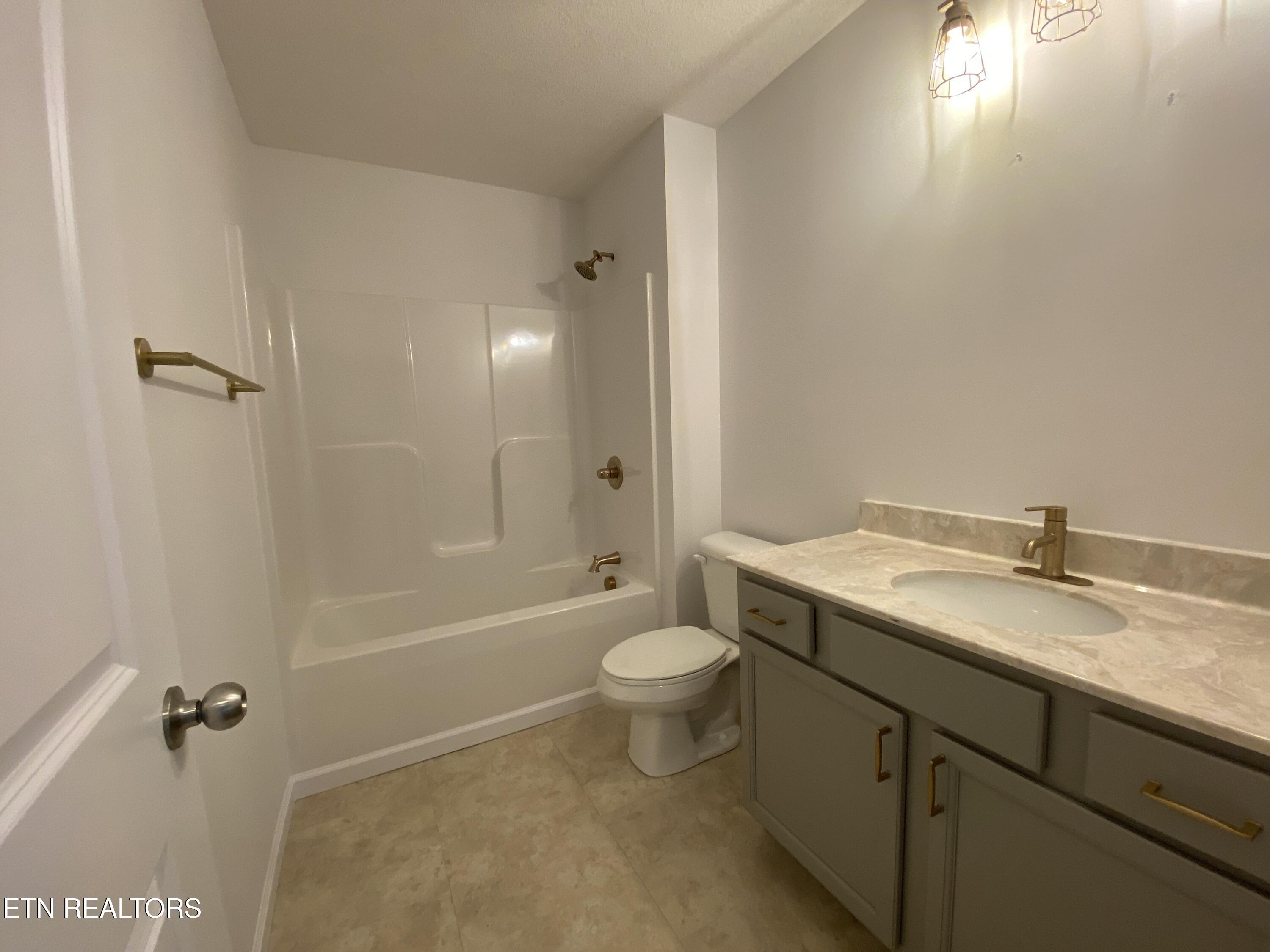6534 Colossal Lane Corryton, TN 37721 - Photo 28 of 35 Guest Bathroom