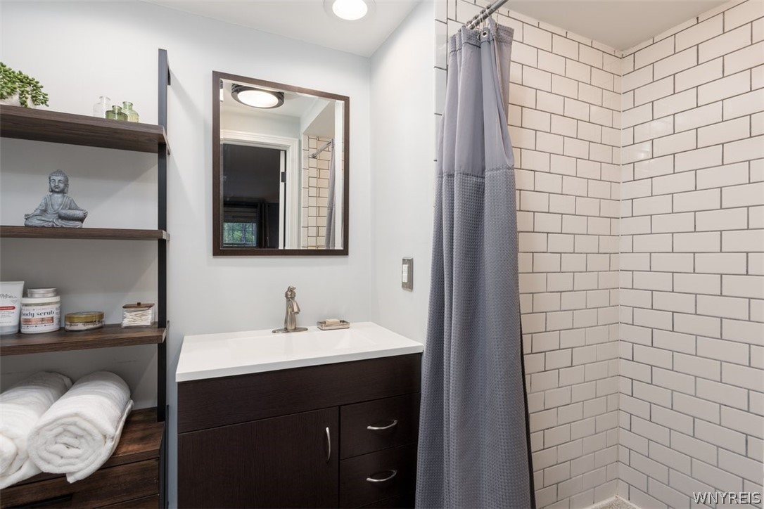 7217 Quaker Road Orchard Park, NY 14127 - Photo 13 of 25 Primary Bath