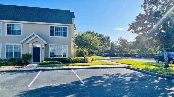 a view of a yard in front of house