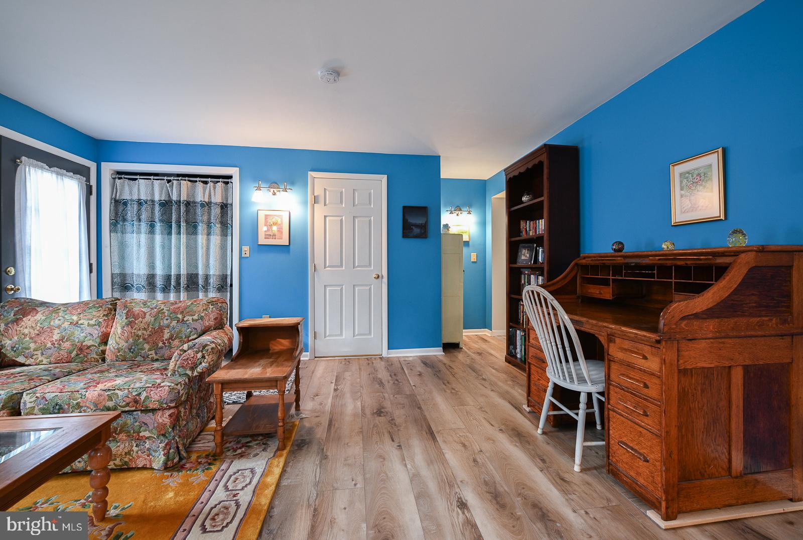 112 Congress Avenue Springfield, PA 19064 - Photo 11 of 28 Expansive Family Room