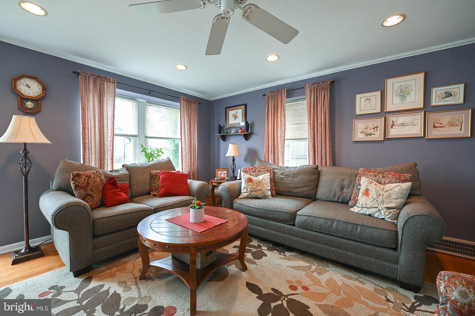 112 Congress Avenue Springfield, PA 19064 - Photo 3 of 28 Living Room with Crown Molding