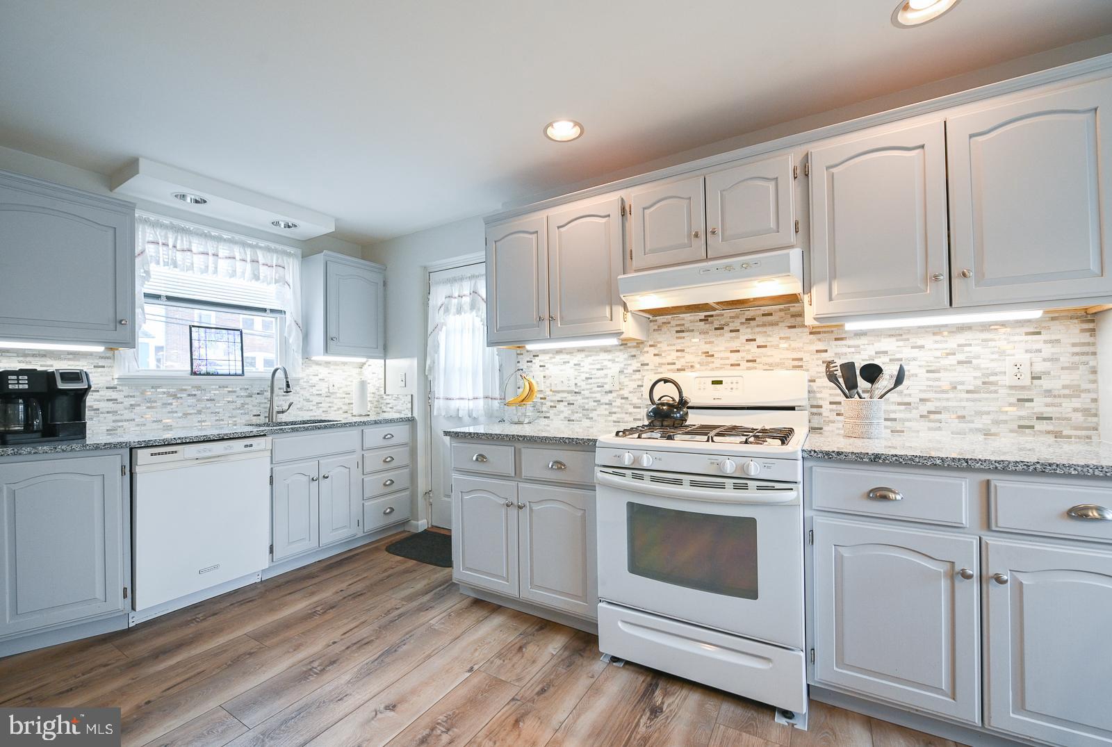 112 Congress Avenue Springfield, PA 19064 - Photo 4 of 28 Eat-in Kitchen with Gas Cooking