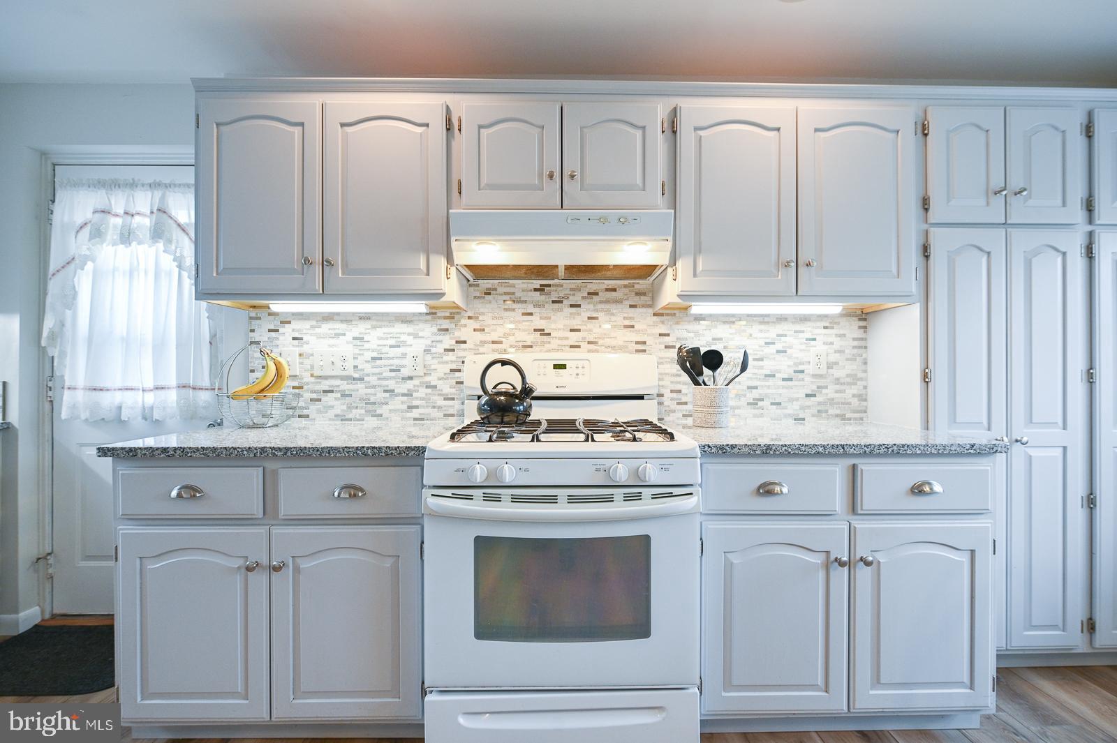 112 Congress Avenue Springfield, PA 19064 - Photo 5 of 28 Kitchen with Door to the Exterior