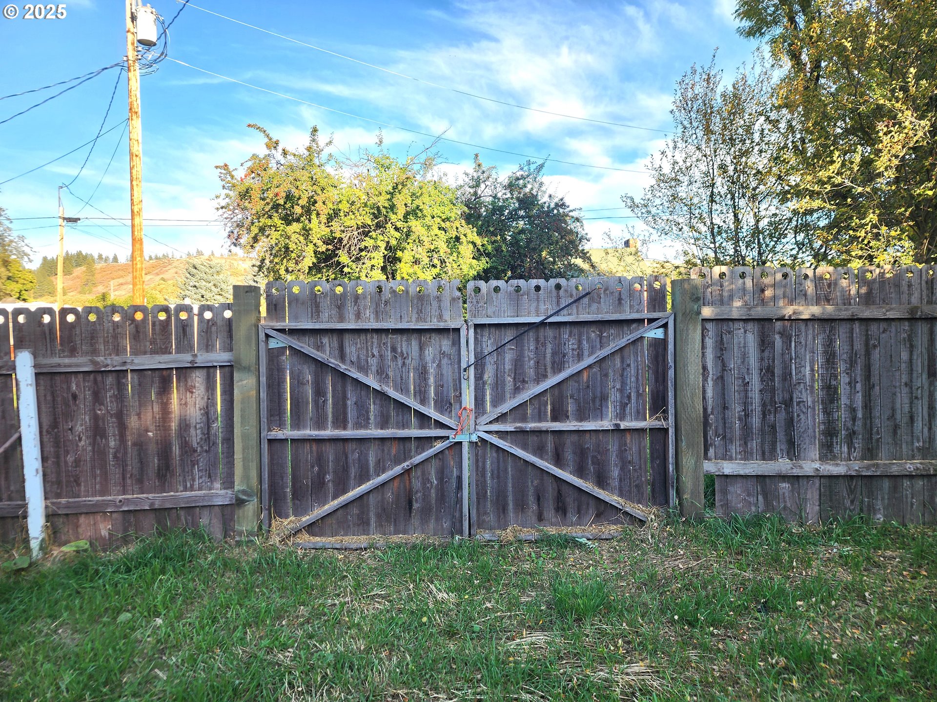 625 Baltimore Street Elgin, OR 97827 - Photo 13 of 17 a backyard of a house with lots of green space