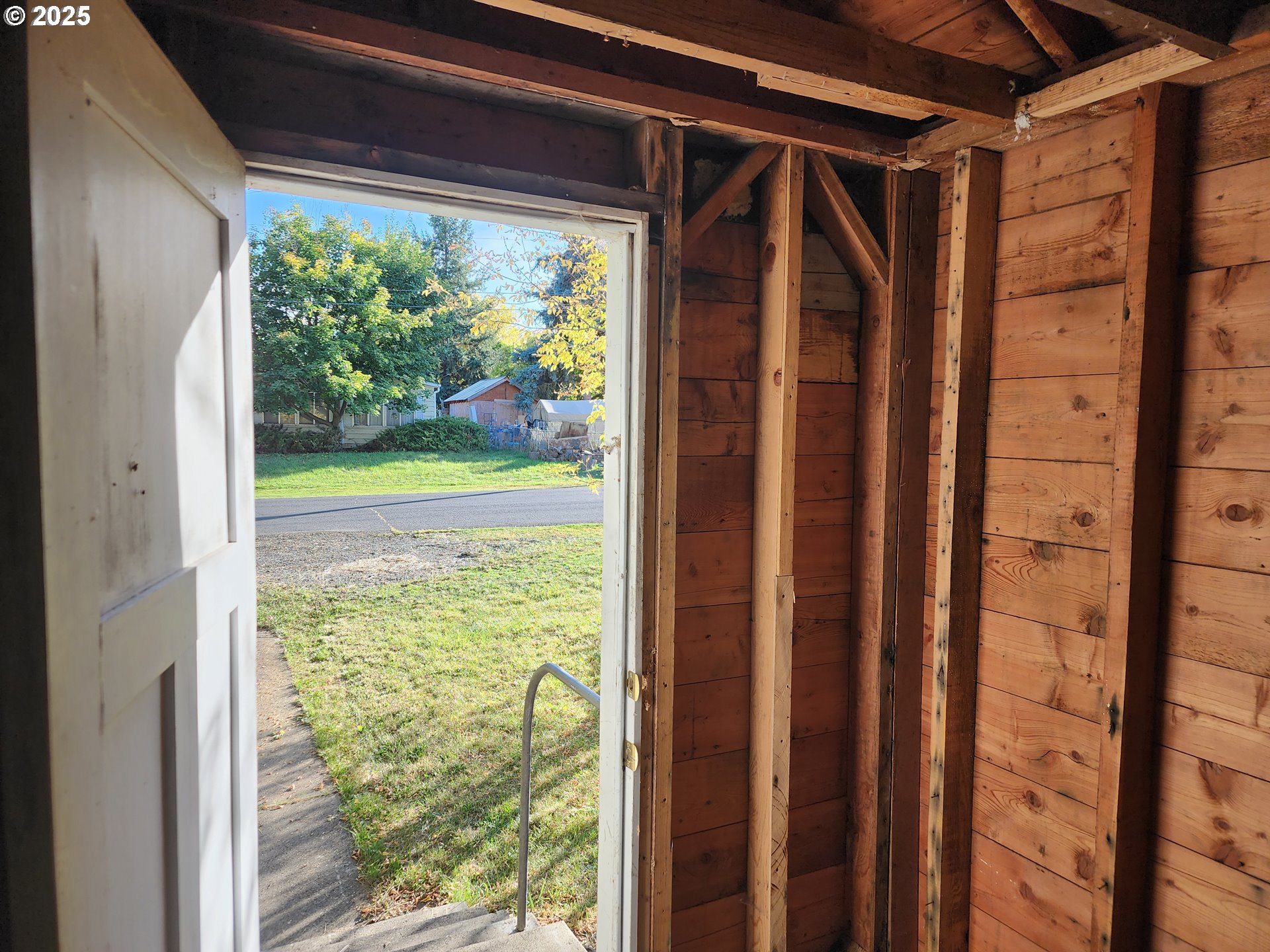 625 Baltimore Street Elgin, OR 97827 - Photo 7 of 17 a view of an entryway