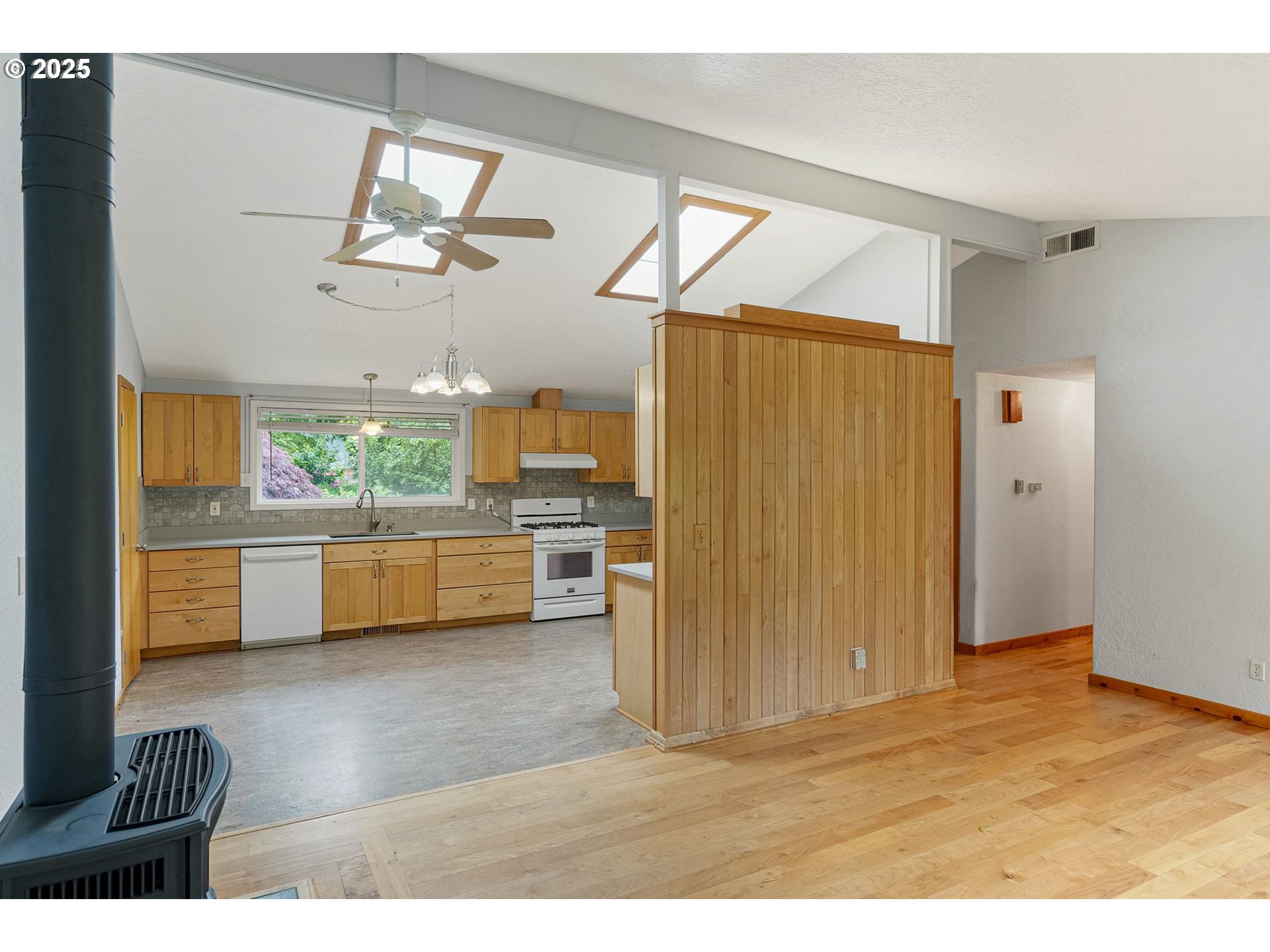 6786 Rochester Street Northeast Salem, OR 97305 - Photo 12 of 40