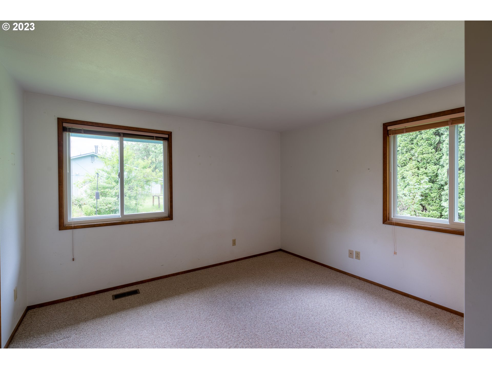 91237 Donna Road Springfield, OR 97478 - Photo 37 of 47 an empty room with a window