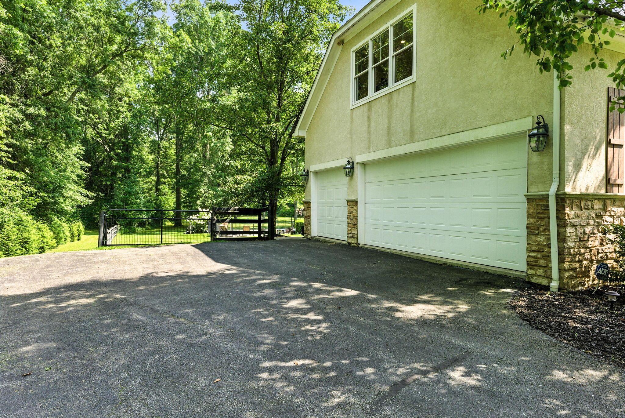 8174 Windy Hollow Road Johnstown, OH 43031 - Photo 66 of 76 3-Car Garage.