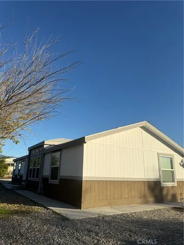 a view of a house with backyard