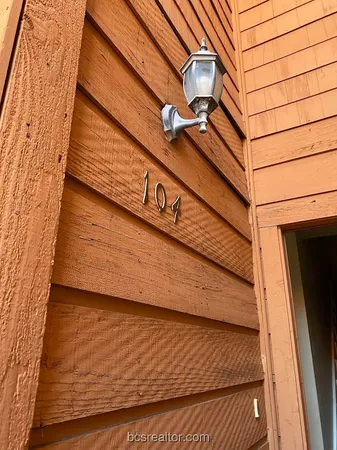 a street sign on a wooden wall