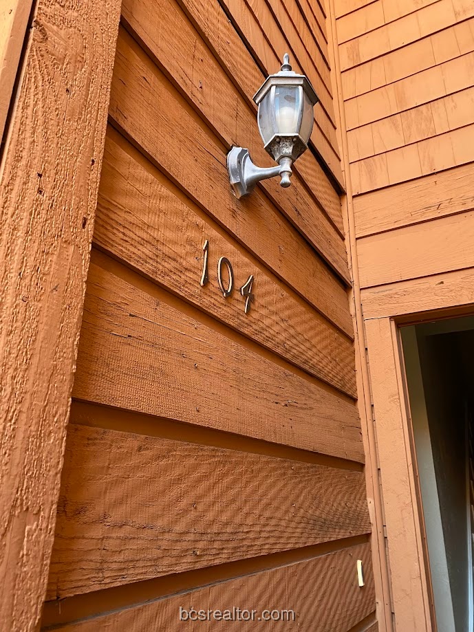 a street sign on a wooden wall