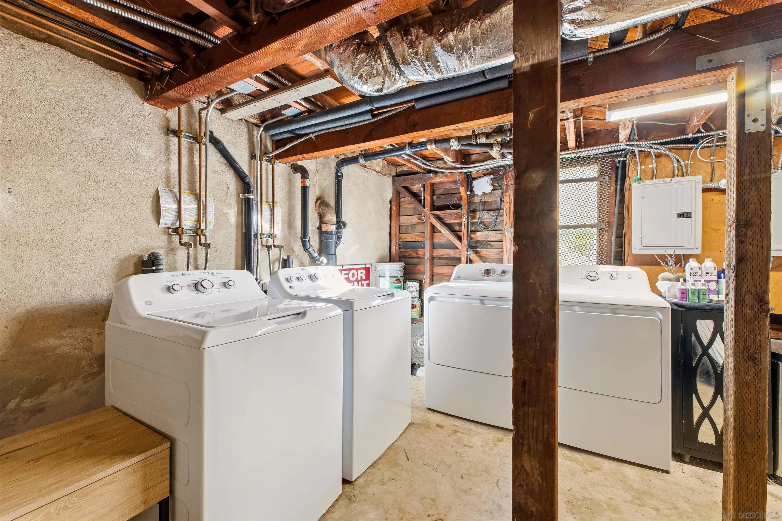 915 North Kenneth Road Burbank, CA 91501 - Photo 3 of 7 a utility room with dryer and washer
