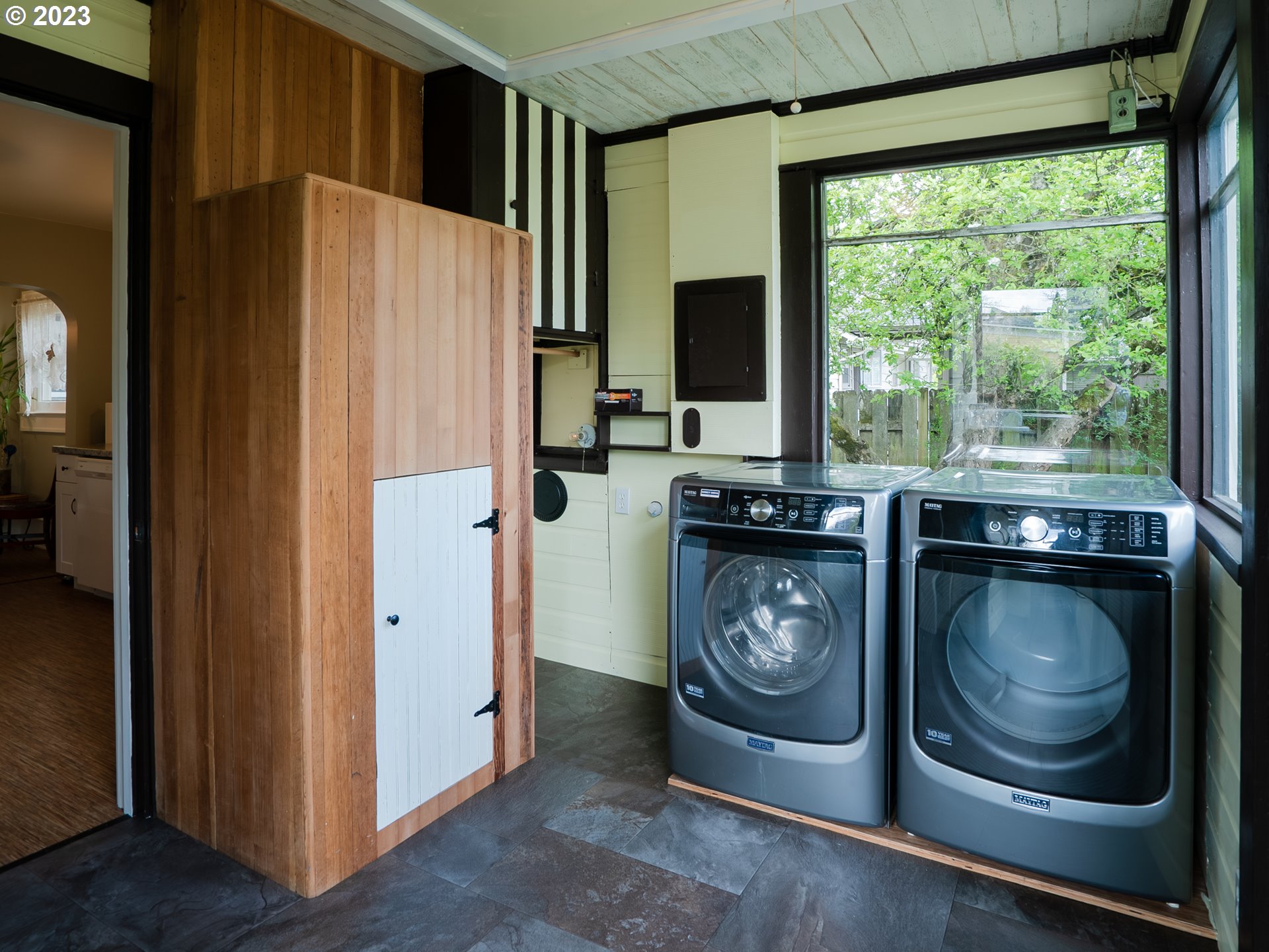724 D Street Springfield, OR 97477 - Photo 23 of 36 a utility room with dryer and washer