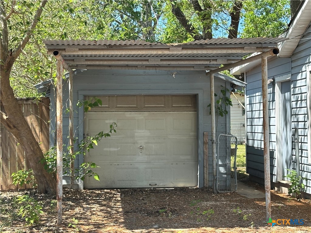 908 Pecan Street Seguin, TX 78155 - Photo 3 of 11 a view of a bird door of the house