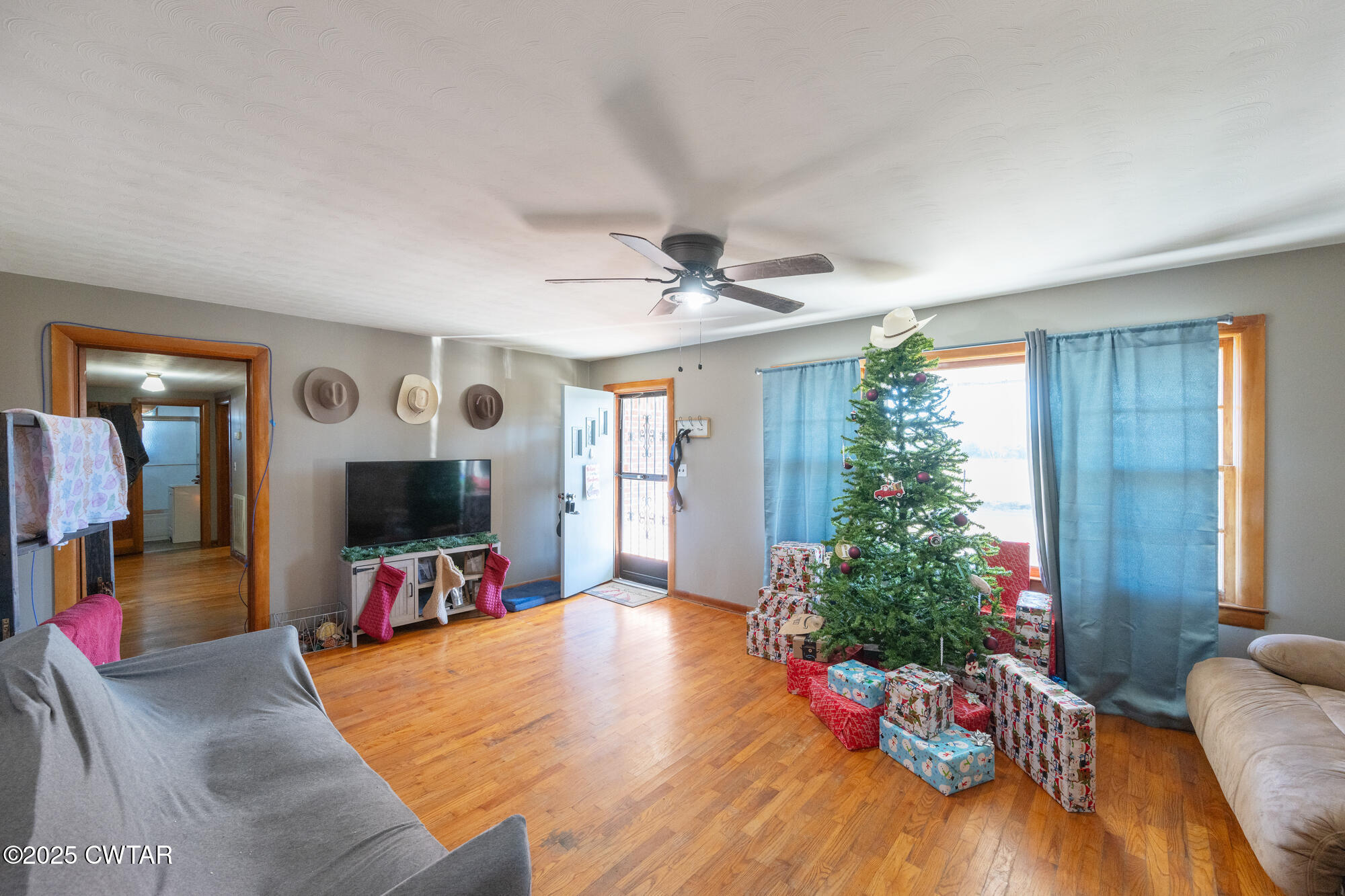 2095 Bible Hill Road Parsons, TN 38363 - Photo 12 of 20 a living room with furniture and a flat screen tv