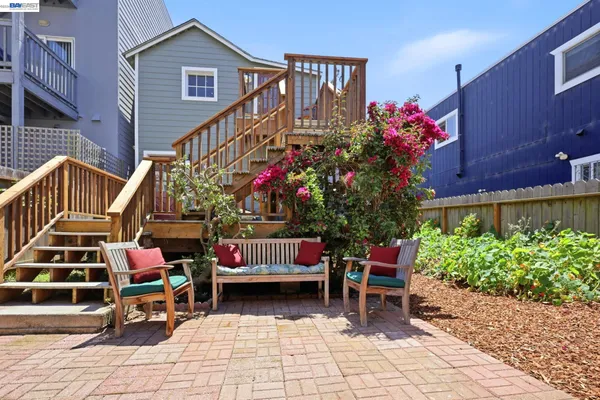 a view of steet deck and patio