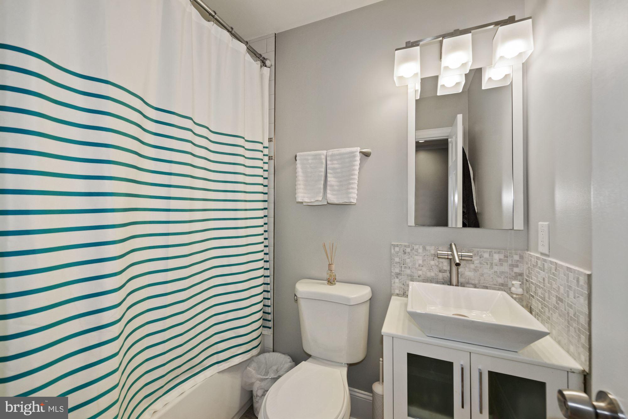 624 19th Street Northeast Washington, DC 20002 - Photo 22 of 32 SECOND full bath on upper level!