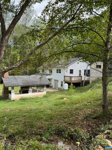 a view of a house with backyard