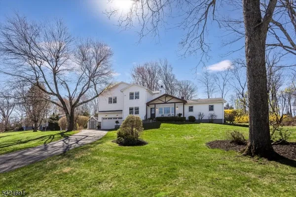 a view of a yard with a house