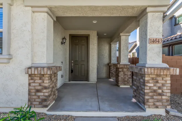 a view of entryway with a yard