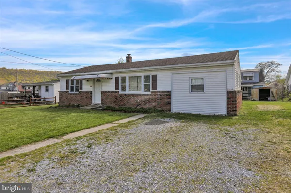 a view of a house with a backyard