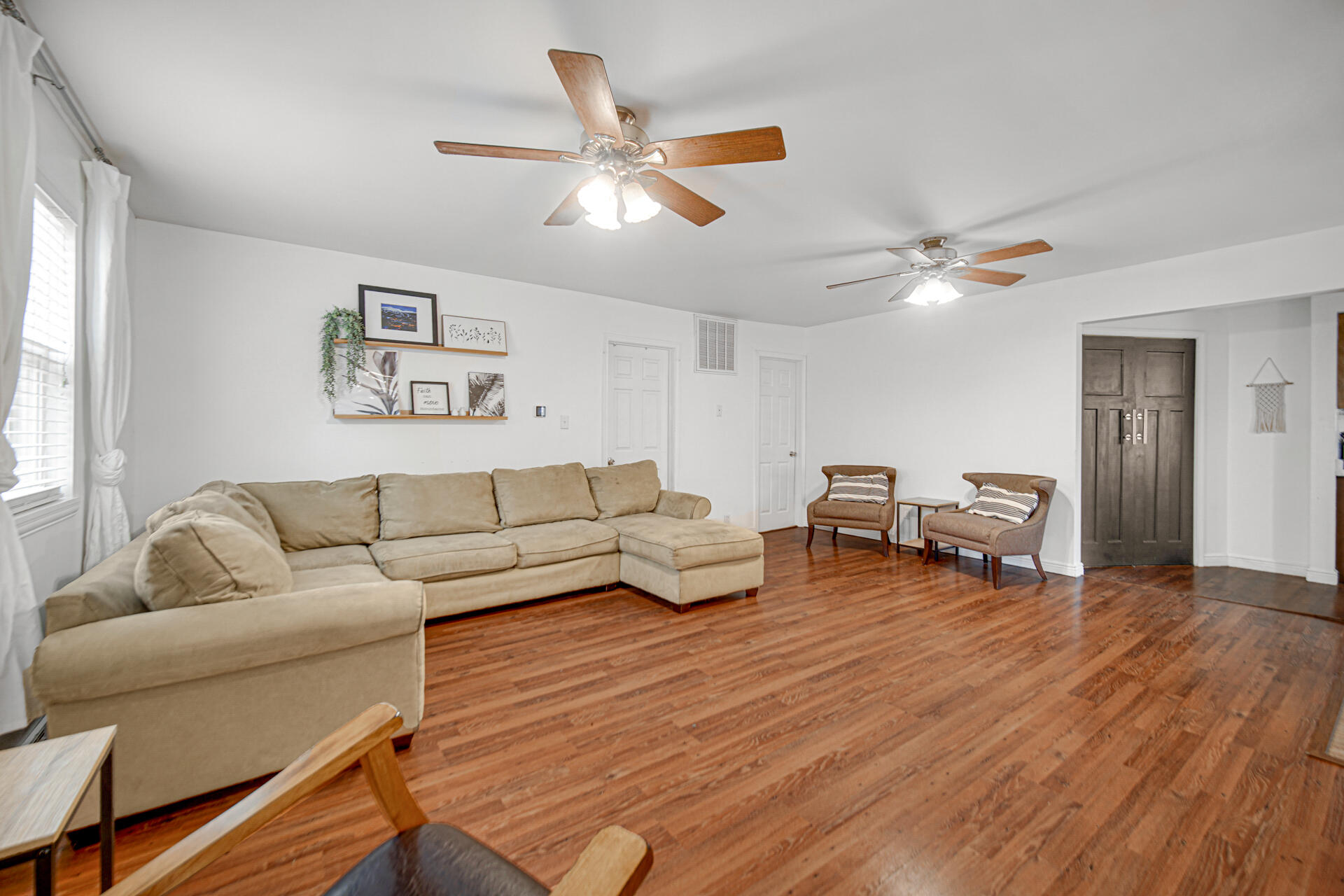 2009 West Porter Avenue Chesterton, IN 46304 - Photo 5 of 21 a living room with furniture and window