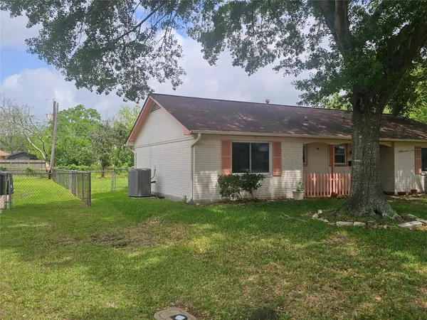 a view of a house with backyard
