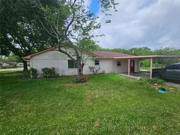 en empty room with windows and ceiling fan