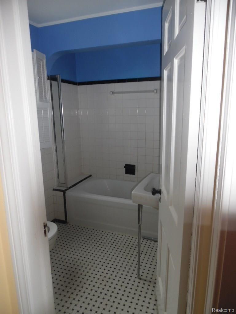 704 Neff Road Grosse Pointe, MI 48230 - Photo 32 of 42 SAM_4283.JPG