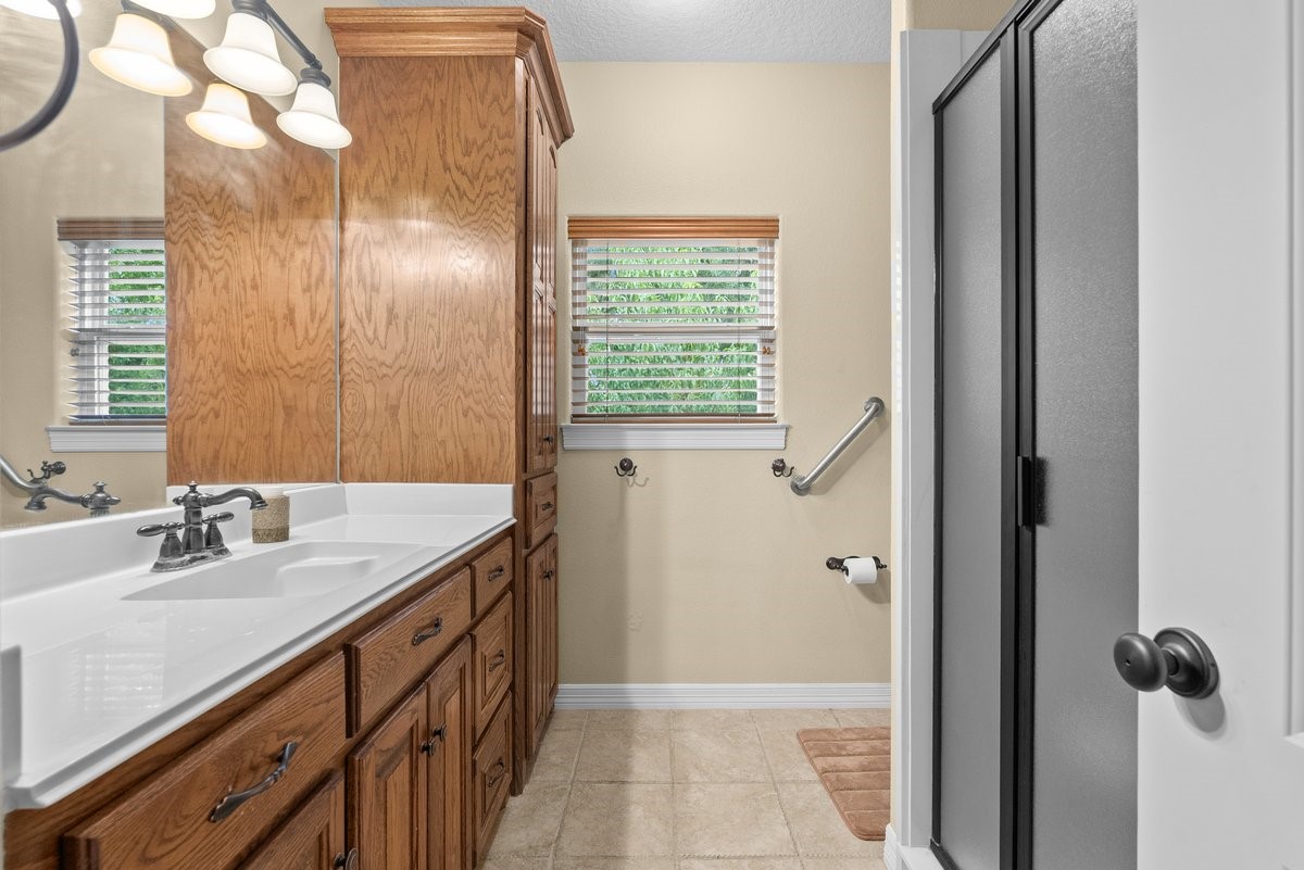 1303 China Grove Drive Rosharon, TX 77583 - Photo 32 of 42 Full bathroom in mother in law suite