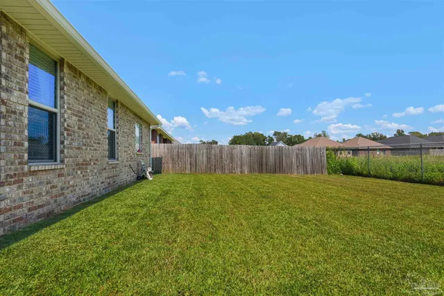 a view of a backyard