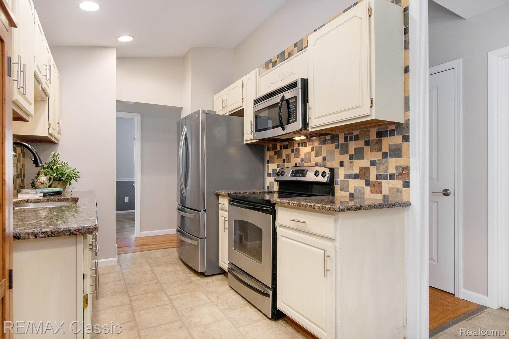 42230 Park Ridge Road Novi, MI 48375 - Photo 15 of 30 Kitchen View 3