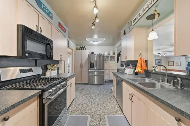 $415,000 | 5739 East Hampton Way, Fresno, CA 93727