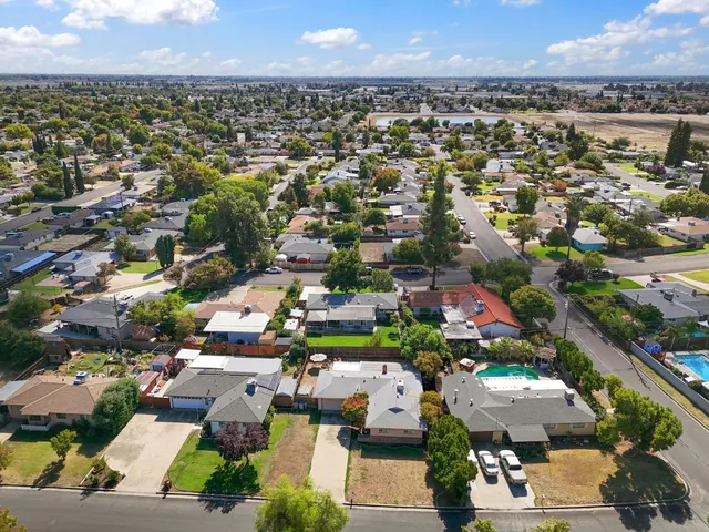 $415,000 | 5739 East Hampton Way, Fresno, CA 93727