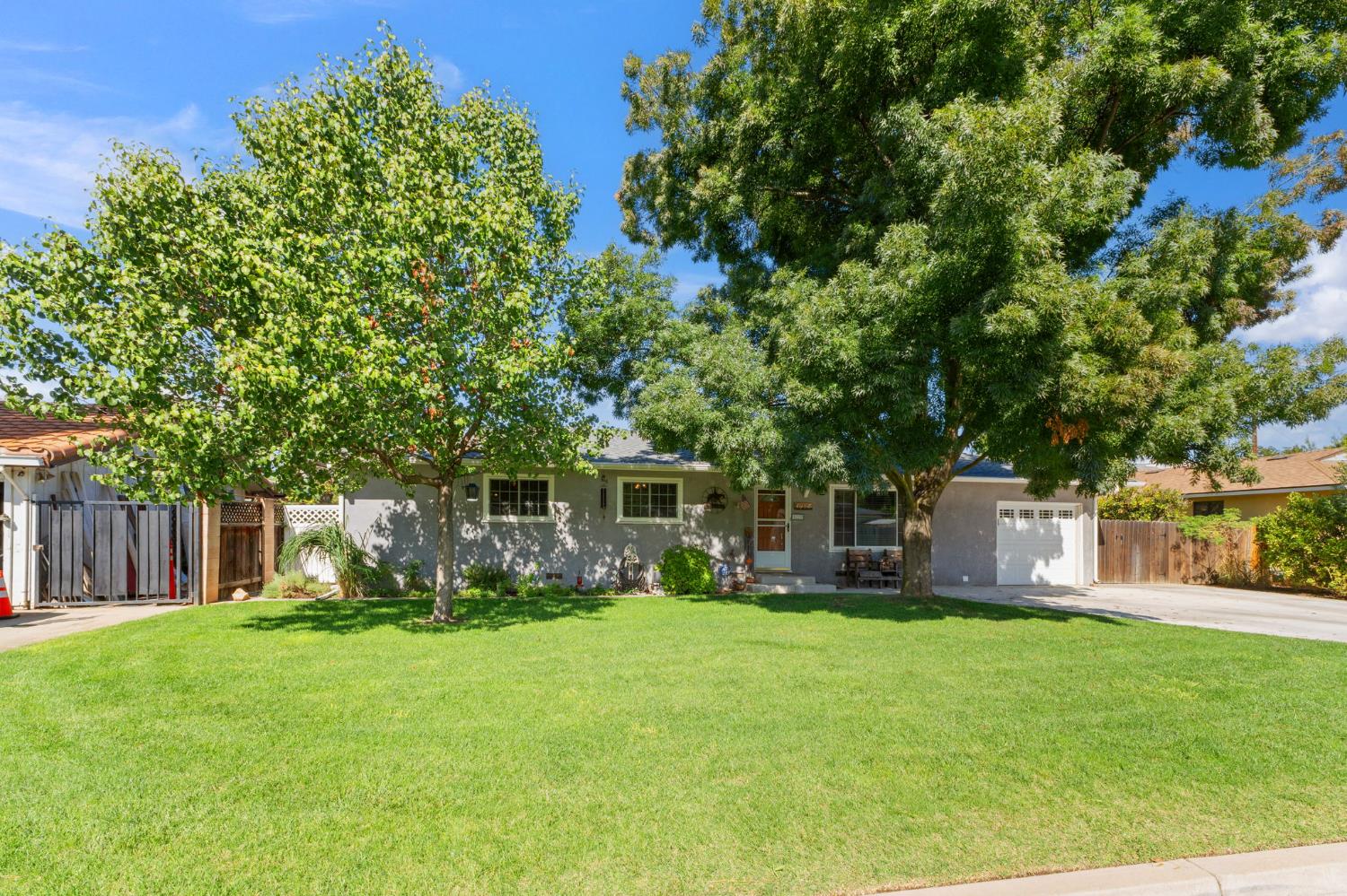 5739 East Hampton Way Fresno, CA 93727 - Photo 4 of 40