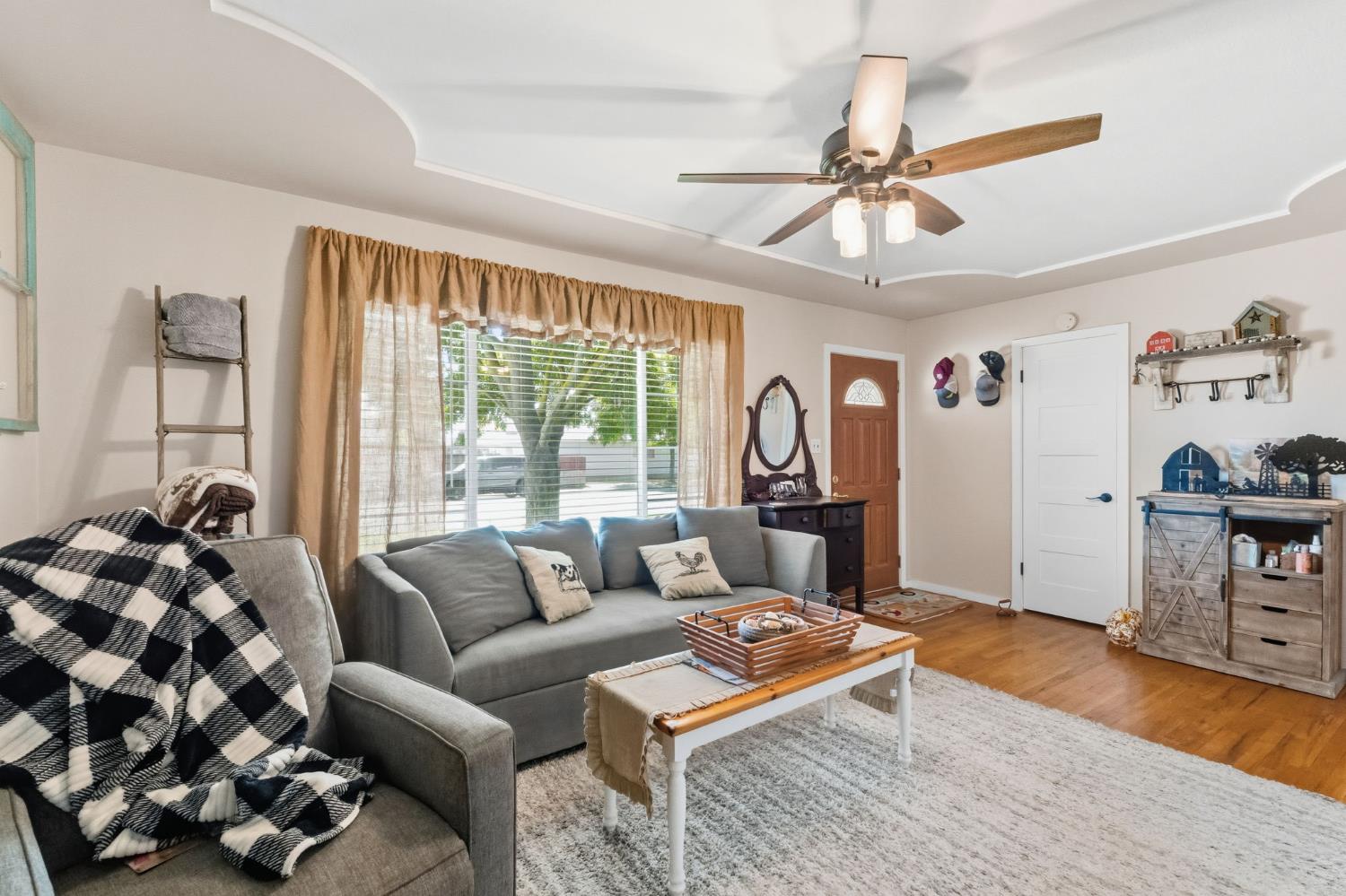 5739 East Hampton Way Fresno, CA 93727 - Photo 7 of 40