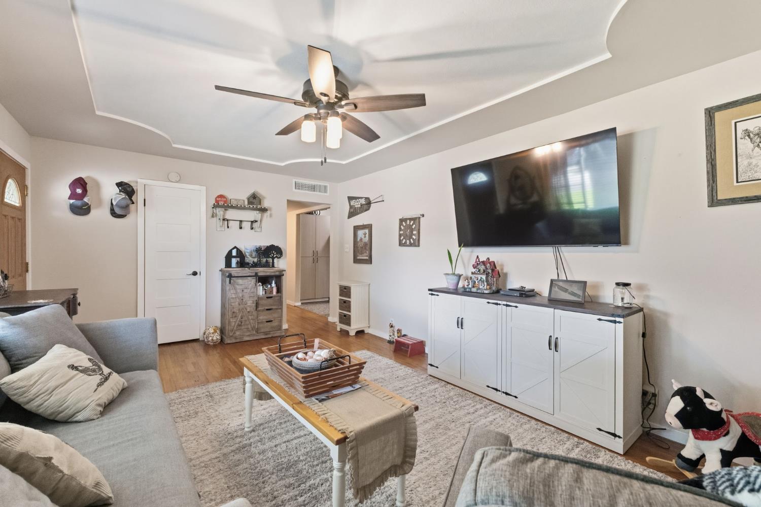 5739 East Hampton Way Fresno, CA 93727 - Photo 8 of 40