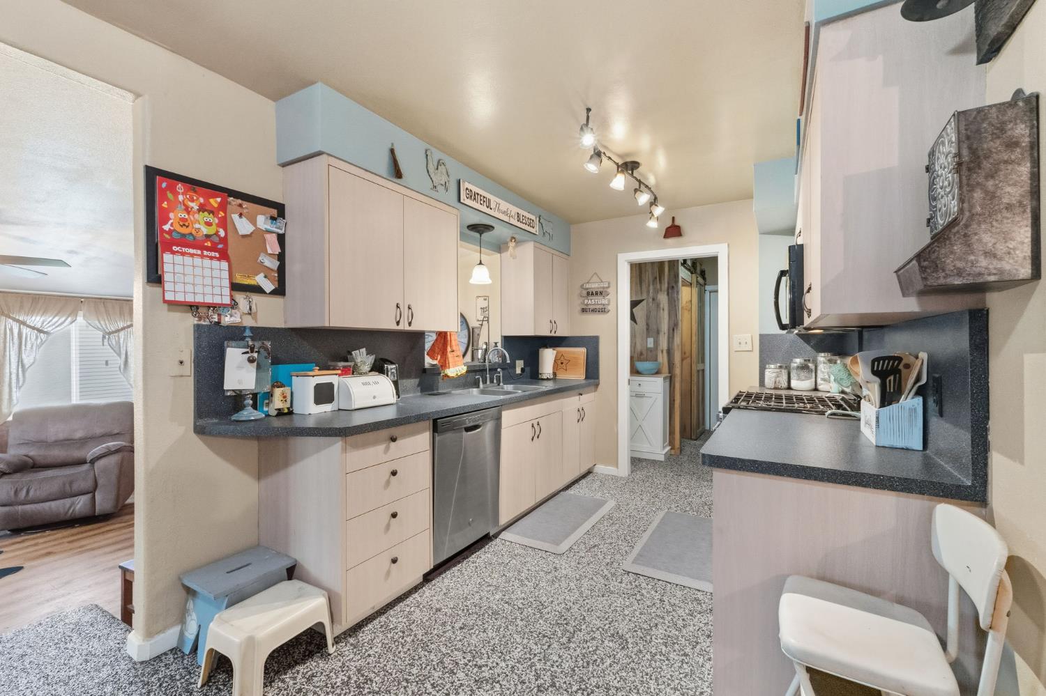 5739 East Hampton Way Fresno, CA 93727 - Photo 9 of 40