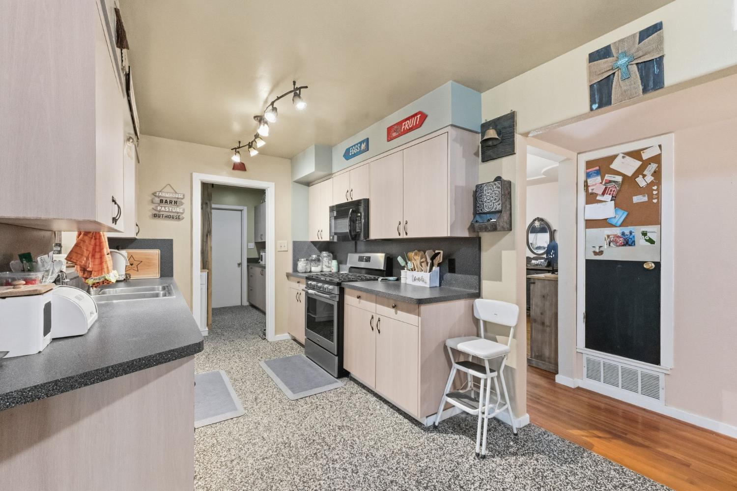 5739 East Hampton Way Fresno, CA 93727 - Photo 10 of 40