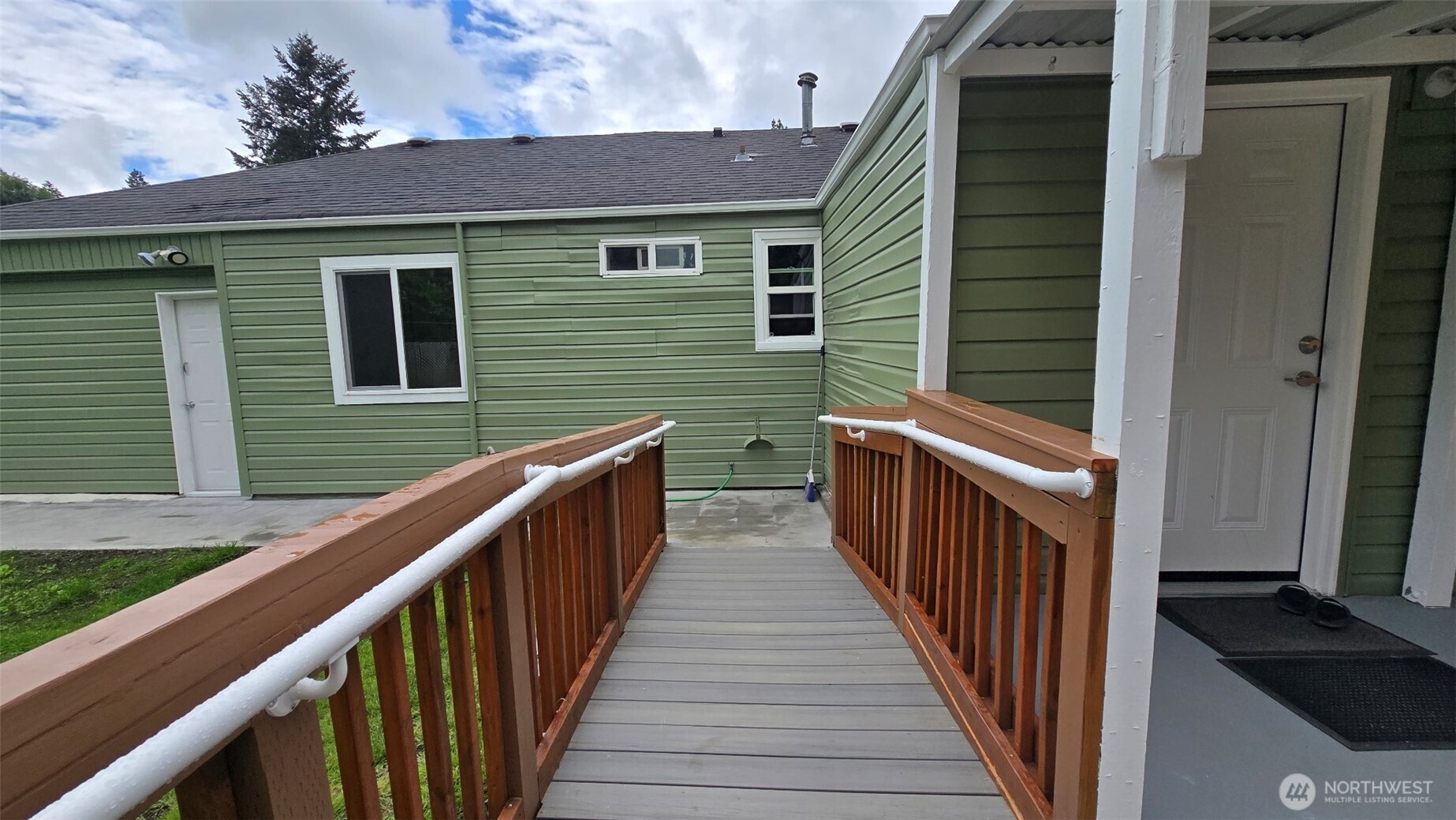 3330 Southeast 6th Street Renton, WA 98058 - Photo 4 of 12